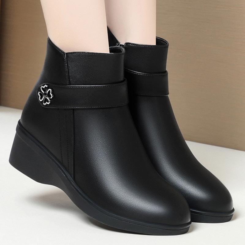 Slope heel mother shoes autumn and winter boots, new soft leather soft-soled short boots velvet leather shoes    and elderly women's cotton shoes