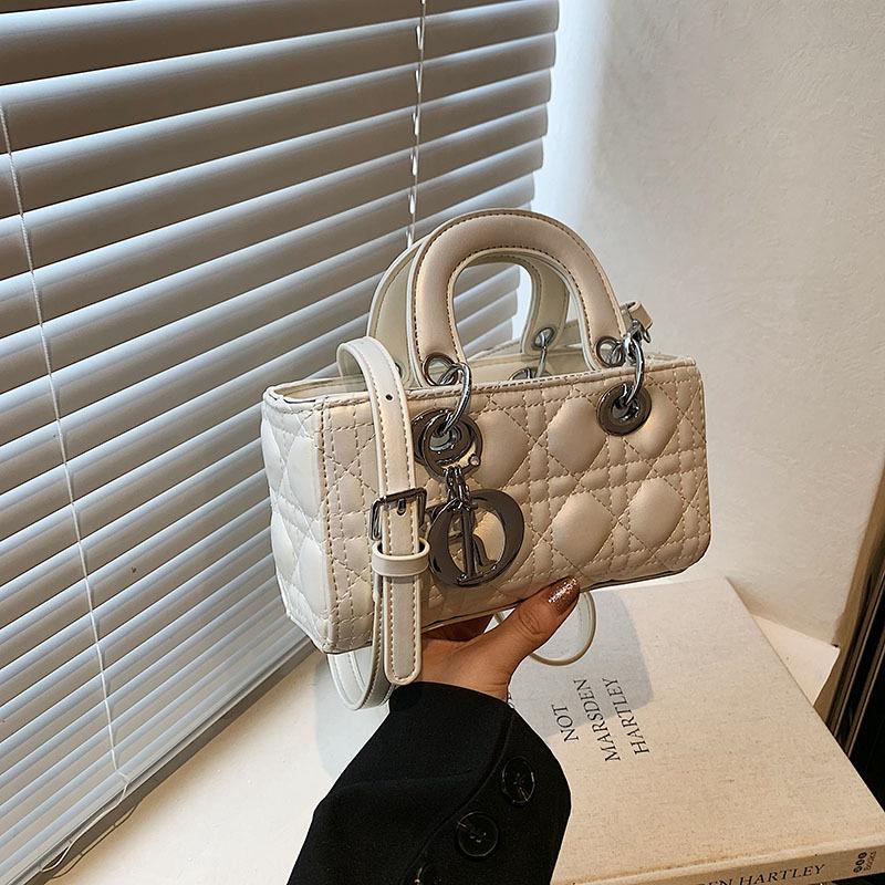 

Преміальна сумка-месенджер Princess Diana для щоденних поїздок жіноча 2025 нова мода універсальна ромбоподібна портативна на плече сумка-месенджер жіноча 20*5*11