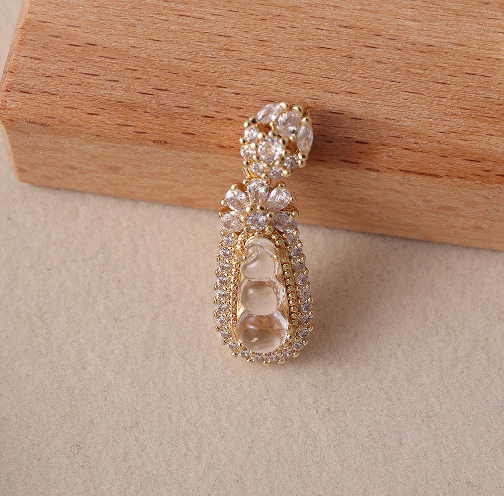 Элегантный двухцветный золотой и серебряный длинный кулон с кубическим цирконием в дизайне капли воды.