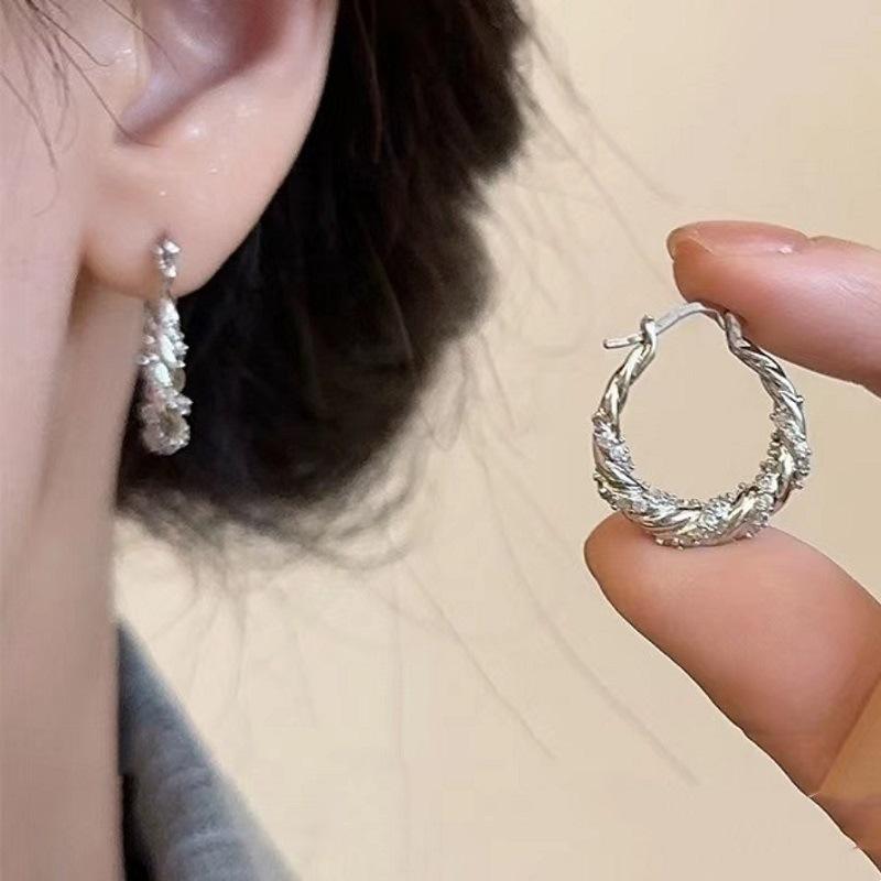 

Korean high-end winding flash diamond earrings, light luxury unique personalized stud earrings Internet celebrity earrings