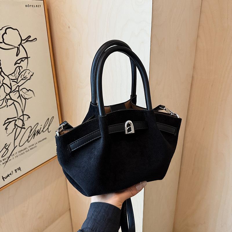 

Сегодняшние популярные сумки, новые осенне-зимние матовые нишевые сумки через плечо, универсальные сумки-ведра мессенджеры чёрный