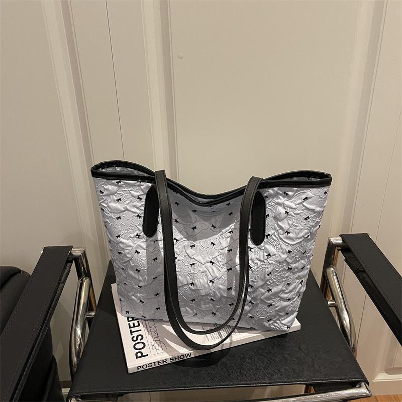 A Large-capacity Women's Fashionable Tote Single-shoulder Bag with A Fresh and Light Printed Bow