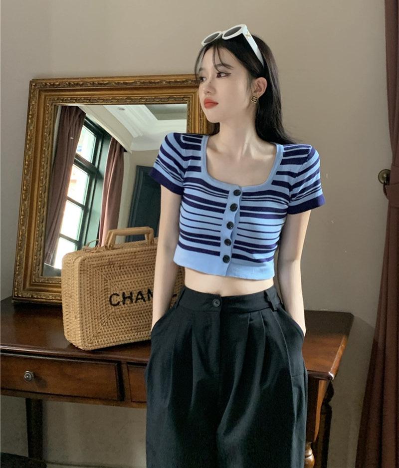 Trendiger kontrastierender Streifen schmal geschnittener Strickcardigan Sommer Koreanisches süßes sexy quadratischer Ausschnitt schmales Top Damen-Trend