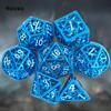 7-teiliges blau-weißes rotierendes Zyklon-Metallwürfel-Set aus hohlen Metall-Polyeder-Würfeln, geeignet für Rollenspiele, RPG-Brettspiele, Kartenspiele