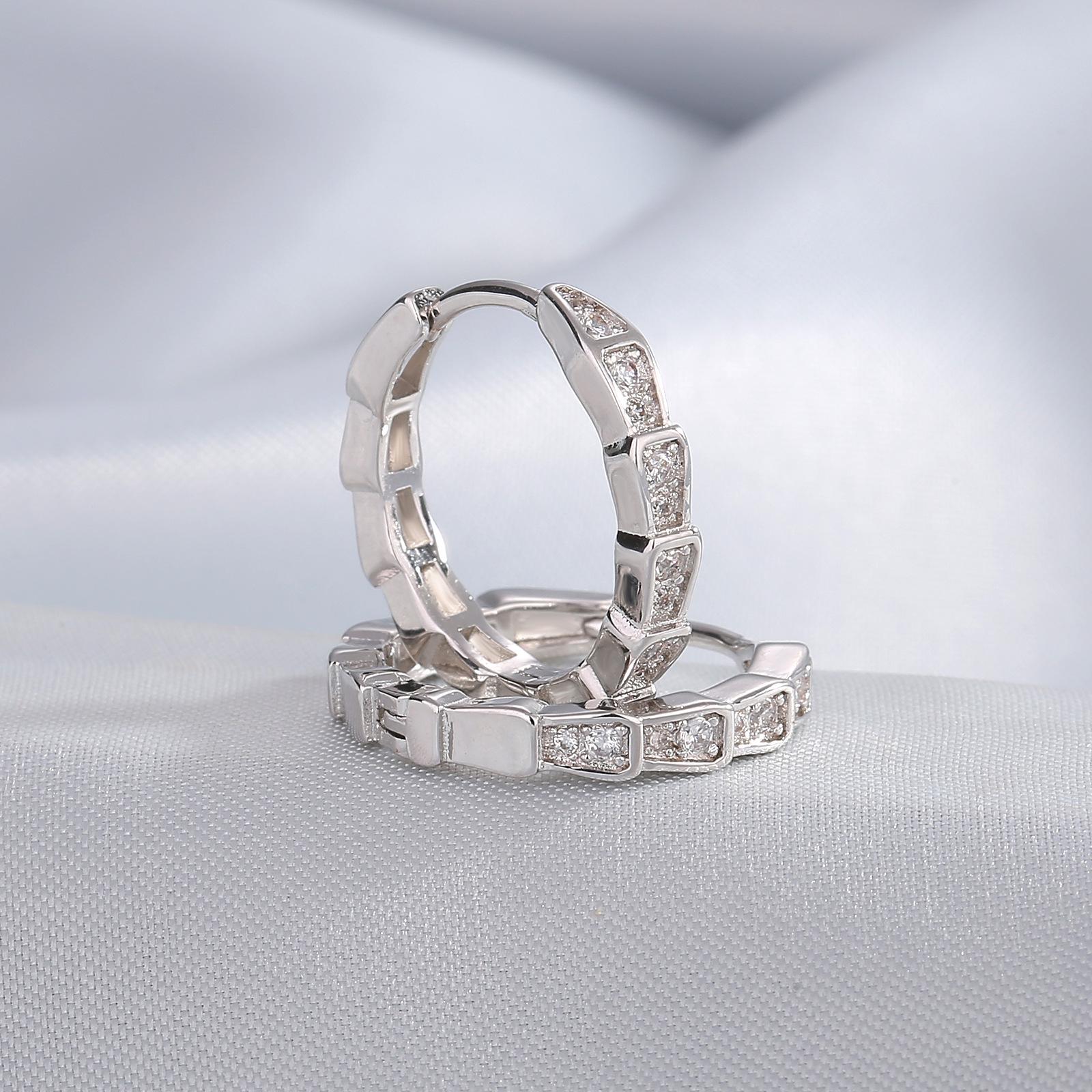 

Серьги-пряжки из настоящего золота с гальваническим покрытием, инкрустированные цирконием в форме бамбука, легкие, роскошные, модные, белые серьги для пригородных поездок