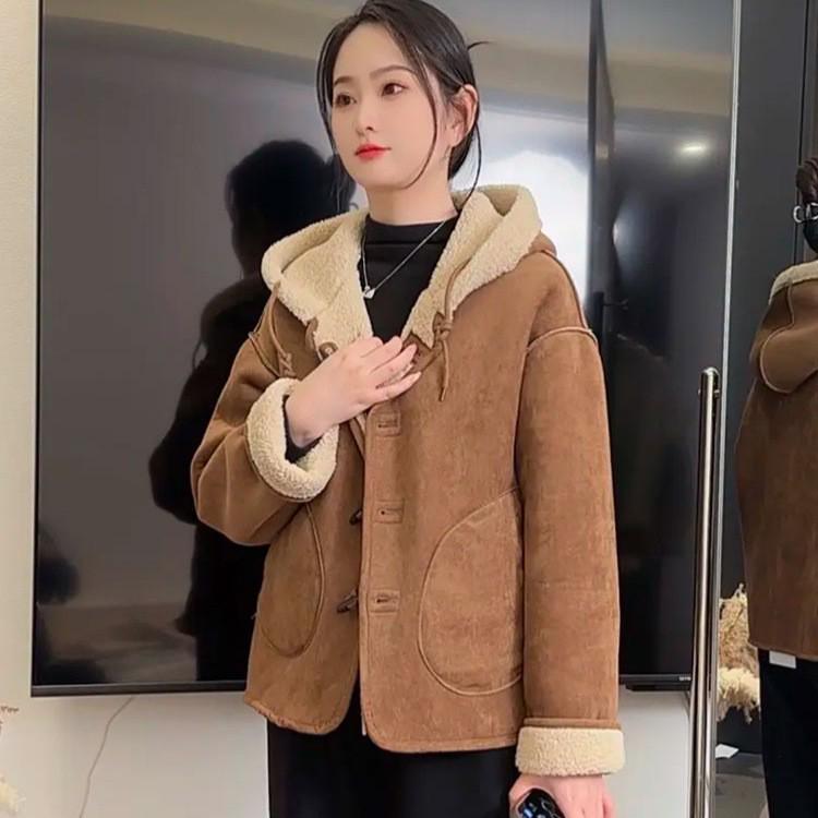 

Корейское пальто из овечьей шерсти с капюшоном для женщин - Зимняя мода 2024, Приталенный крой, Теплый цельный топ из кожи и меха Extra Large кофейный