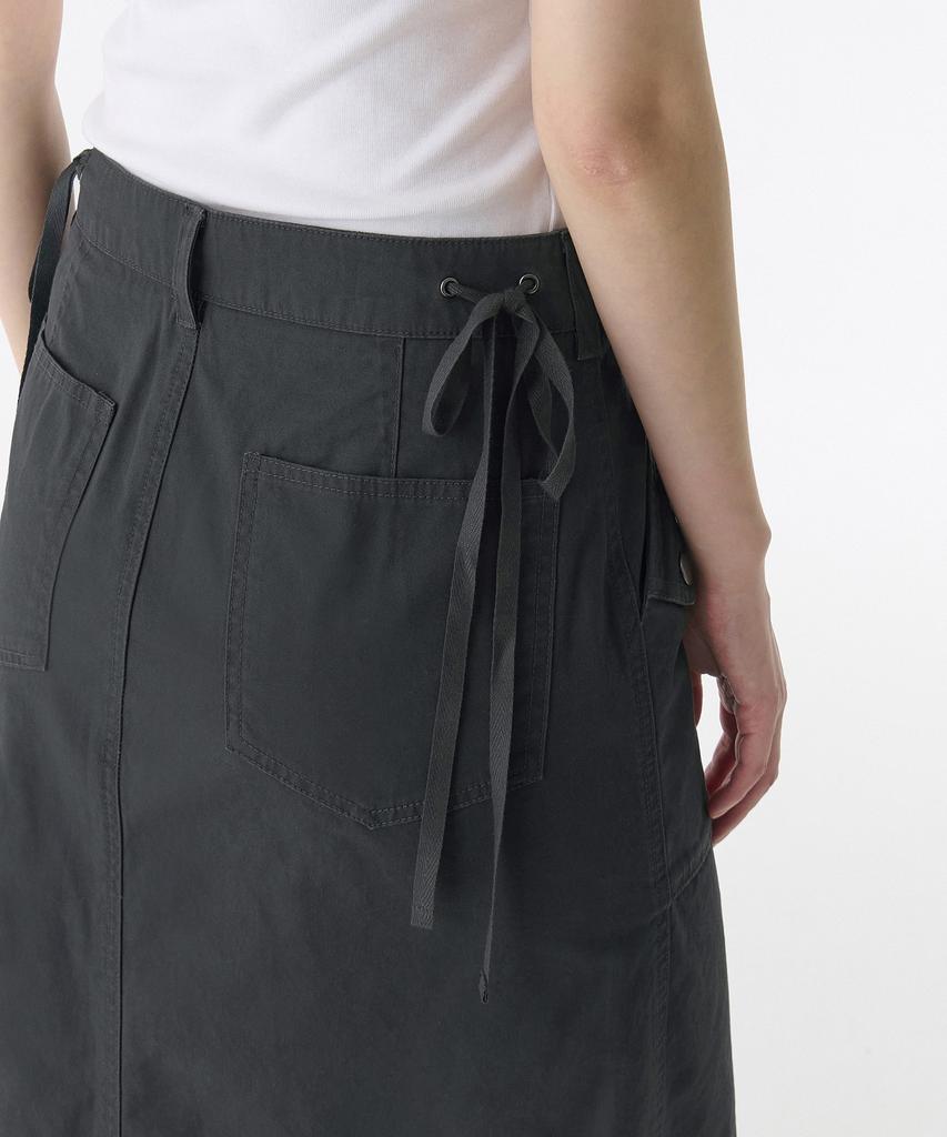 Musinsa Standard Woman Women'S Cargo Knee-Length Skirt [Dark Grey]