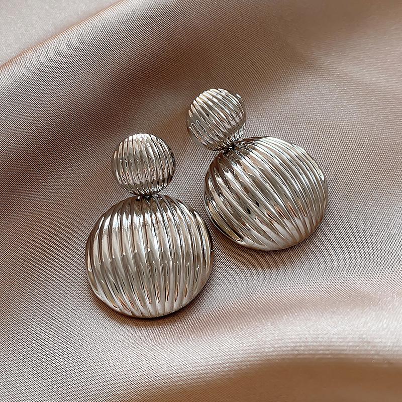 Vintage Metal Striped Round Heart Earrings for Women European American Retro Ball Drop Earrings Elegent Female Simple Jewelry
