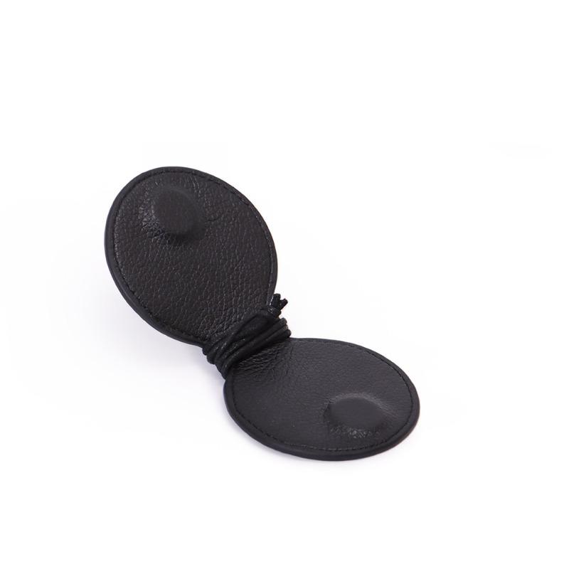 

New niche design leather neck glasses bag texture accessories decorative pendant convenient magnetic sunglasses storage clip чёрный