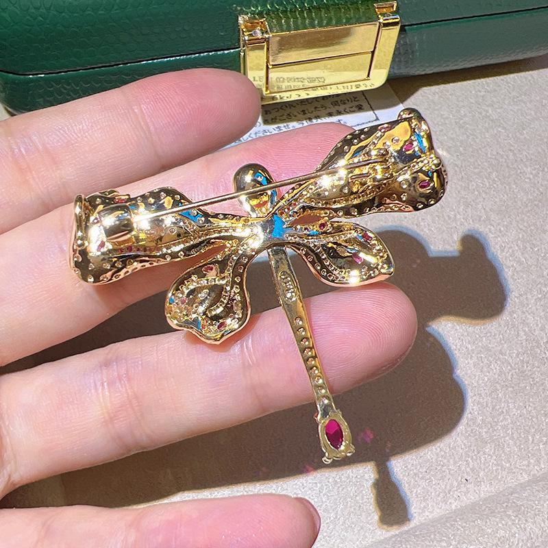 Spilla Libellula: Spilla da donna di lusso con temperamento, con diamanti completi, rubino intarsiato, zircone, perla e montatura vuota.