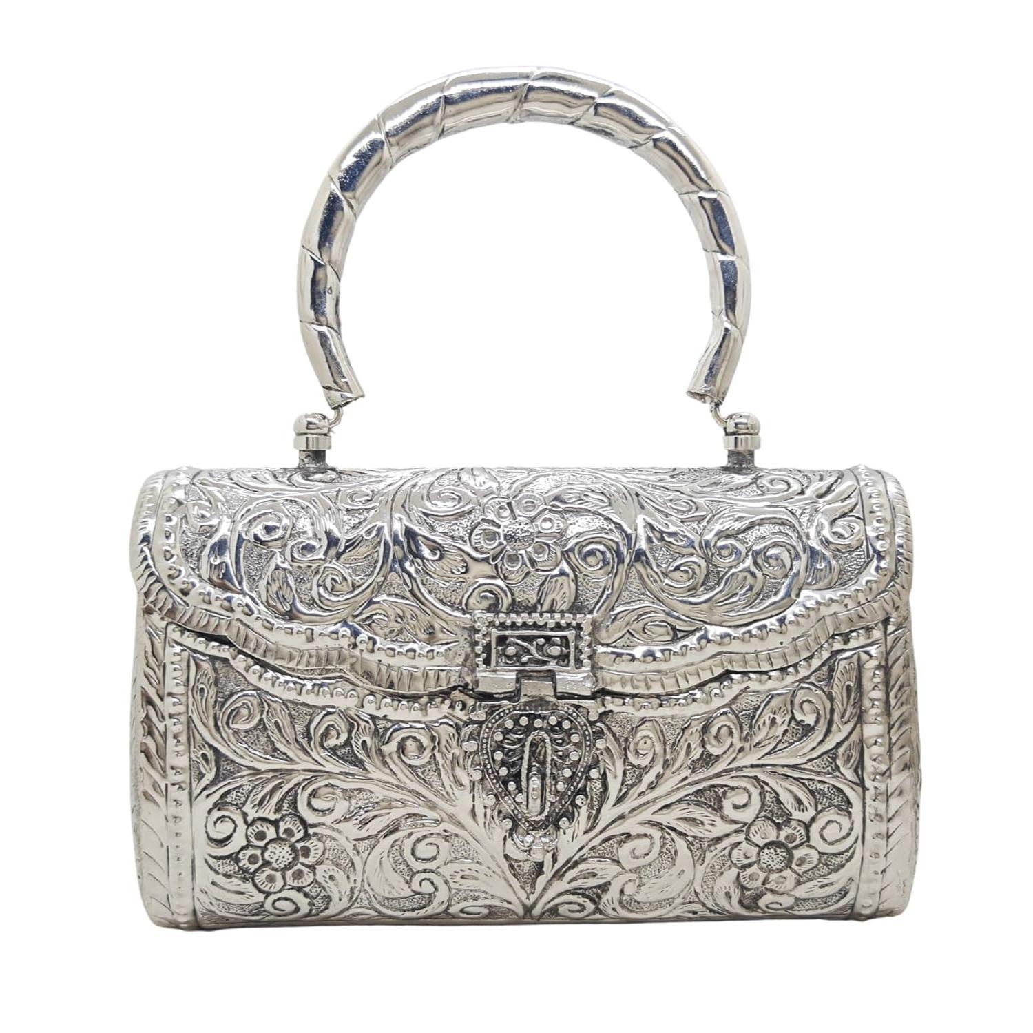 

Женский металлический клатч с серебристой ручкой