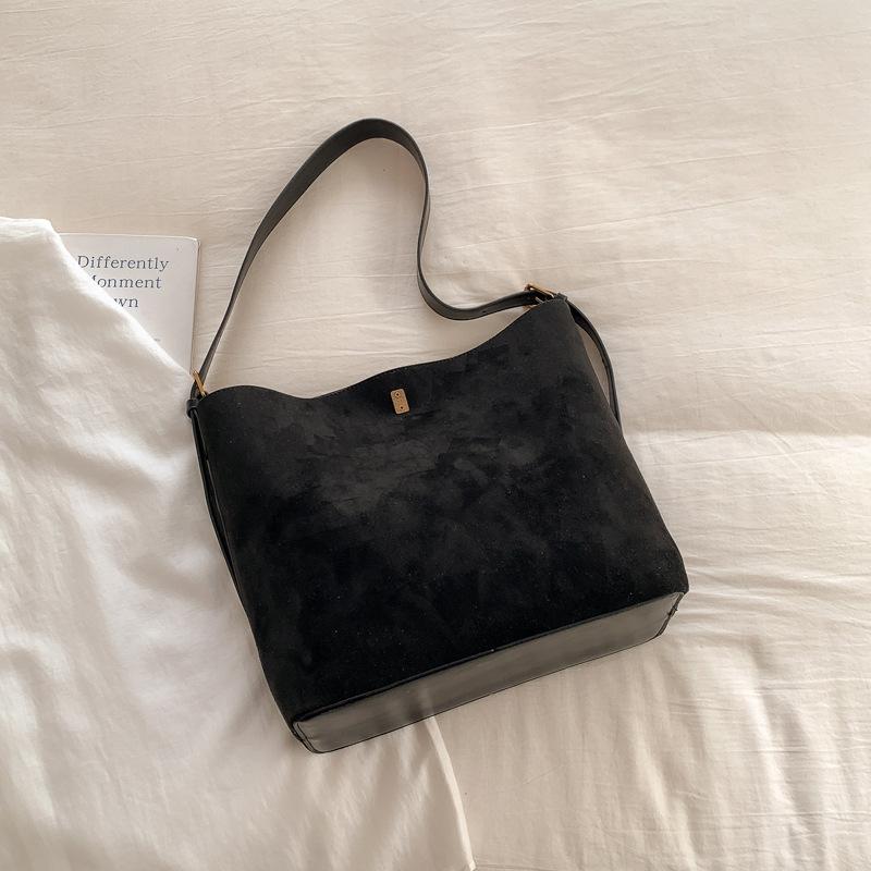 

Модная женская сумка для ленивых пассажиров 2025 Новая зимняя универсальная плечевая сумка-тоут большой вместимости Зарубежная сумка кроссбоди чёрный