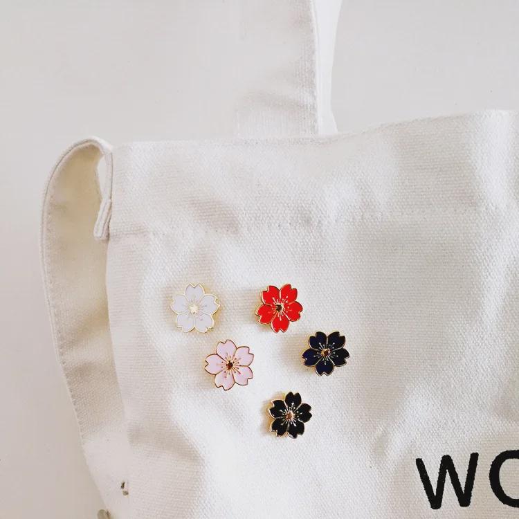 Broche fleur de cerisier japonais: Élégante épingle à fleurs pour uniformes universitaires