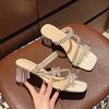 Pantofole cool europee e americane da donna nuove estive intrecciate a strisce sottili punta quadrata tacco medio traforate sandali con tacco alto