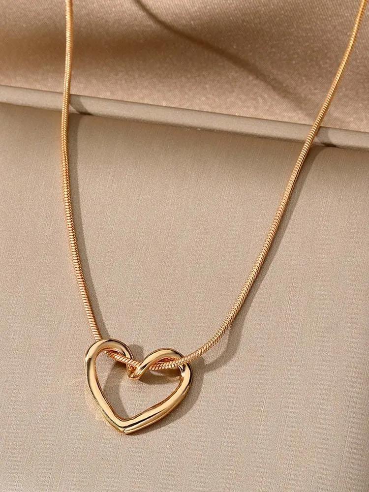 

A hollow heart necklace suitable for women to wear daily and a gift for friends Option1