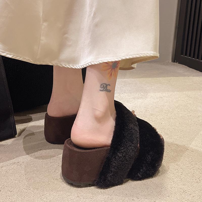 Internet-Berühmtheiten mit Plateauslippern Damen 2025 neue Winter-Baumwollpantoffeln Mode Explosion vielseitige Nische Mao Mao Pantoffeln