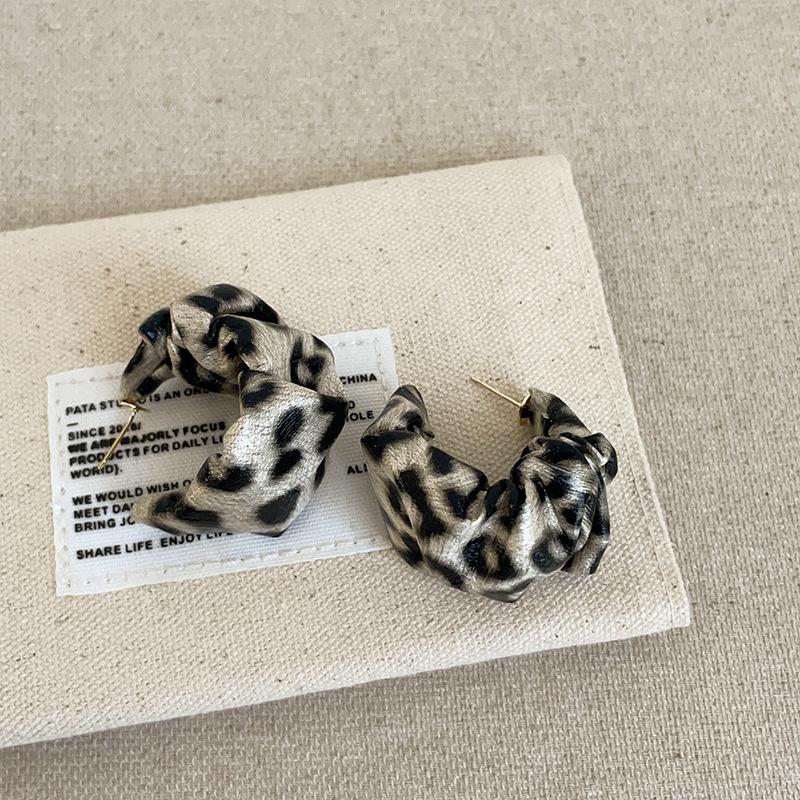 Maillard Pleated Leopard Print Leather Stud Earrings Women'S Exaggerated High Sense Personality Fashion Temperament Versatile Earrings