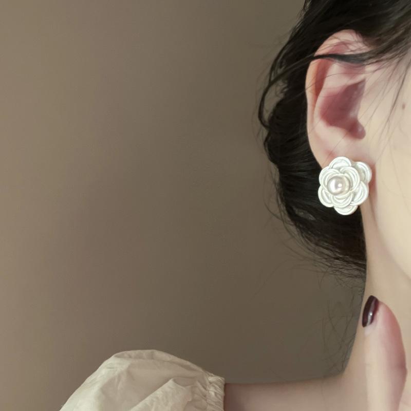 Multi-layer Flower Petal Pearl Stud Earrings Retro High-end Earrings Light Luxury Elegant Temperament Earrings Women