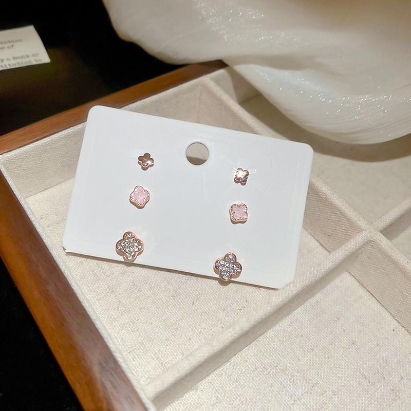 

Минималистичные серьги-гвоздики в виде цветов с цирконием для женщин на каждый день. розовый