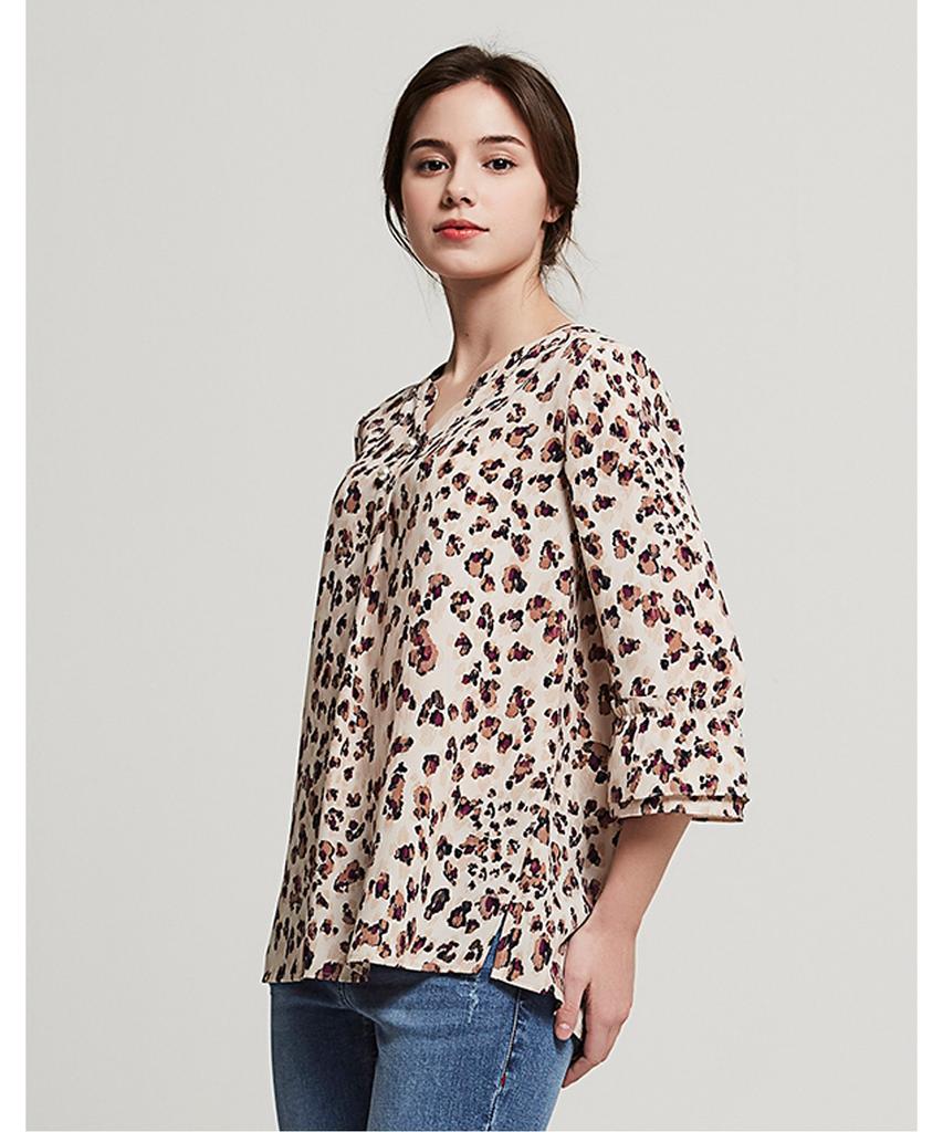 OLIVIALAUREN V-Neck Print Blouse_Vocnlvm3141