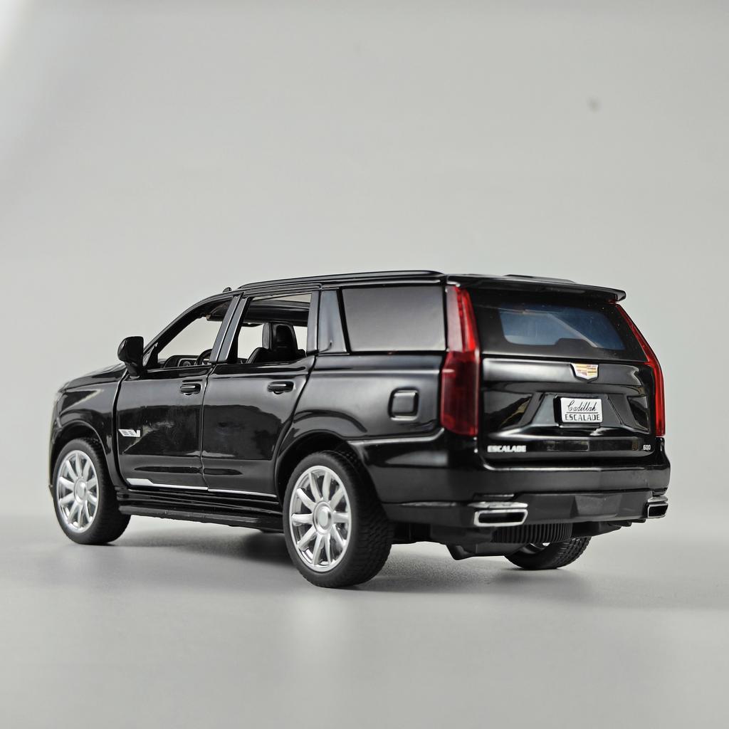 Diecast 1:32 Cadillac Escalade SUV Alloy Model Sound And Light Pull Back Toy Accessories For The Car Birthday Present For Boys