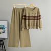Ein zweiteiliges Set aus modischem gestreiftem Strick-Cardigan mit Rundhalsausschnitt für Damen Herbst und Winter, bestehend aus einem kurzen Jäckchen und einer Hose mit weitem Bein.