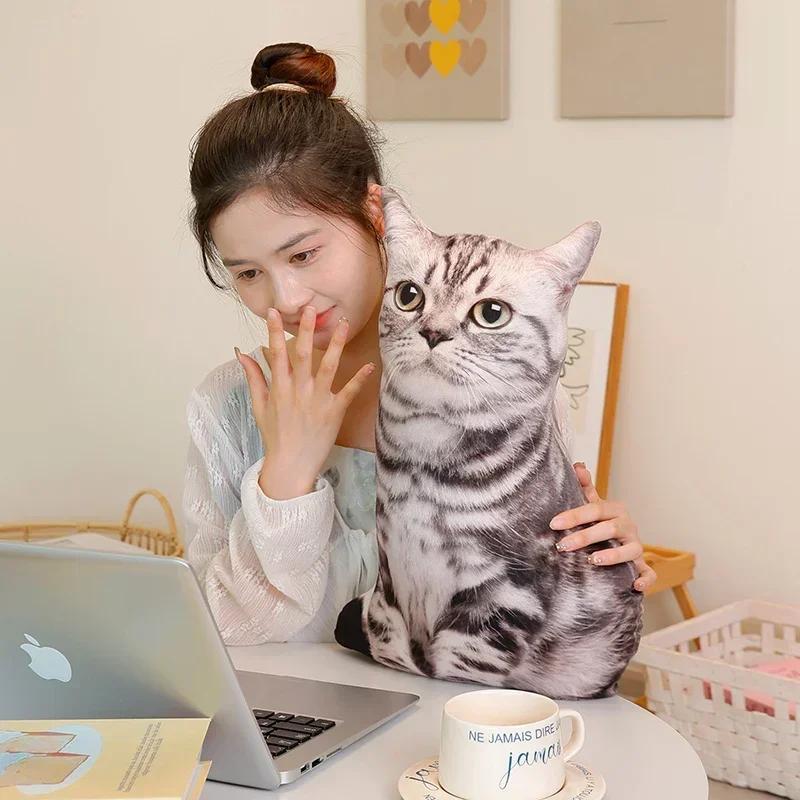 Simulationskatzen Plüschkissen Stofftier Niedliche Lebensechte Kätzchen Haustierpuppe Heimdeko Sofakissen Kreatives Geschenk zum Geburtstag