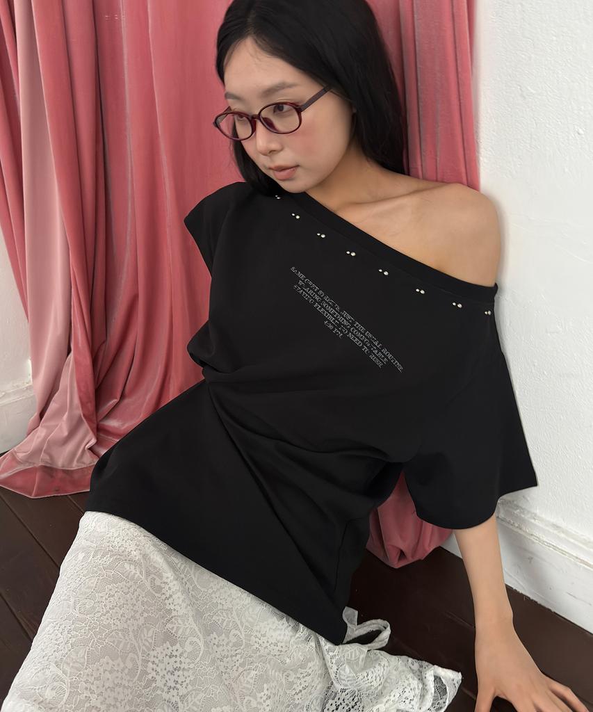 CHICKS Studded Lineup Graphic One-Shoulder Short Sleeve Black