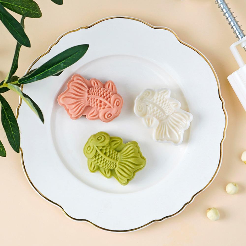 

Hand Pressure Mooncake Stamps Plastic Cookie Stamp 3D Fish Design Mooncake Mold Chinese New Year