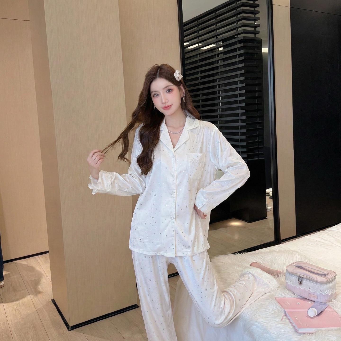 

Обещаю тебе ослепительное: Новогодний красный шелковый пижамный комплект в елочку - с длинным рукавом и брюками M белый