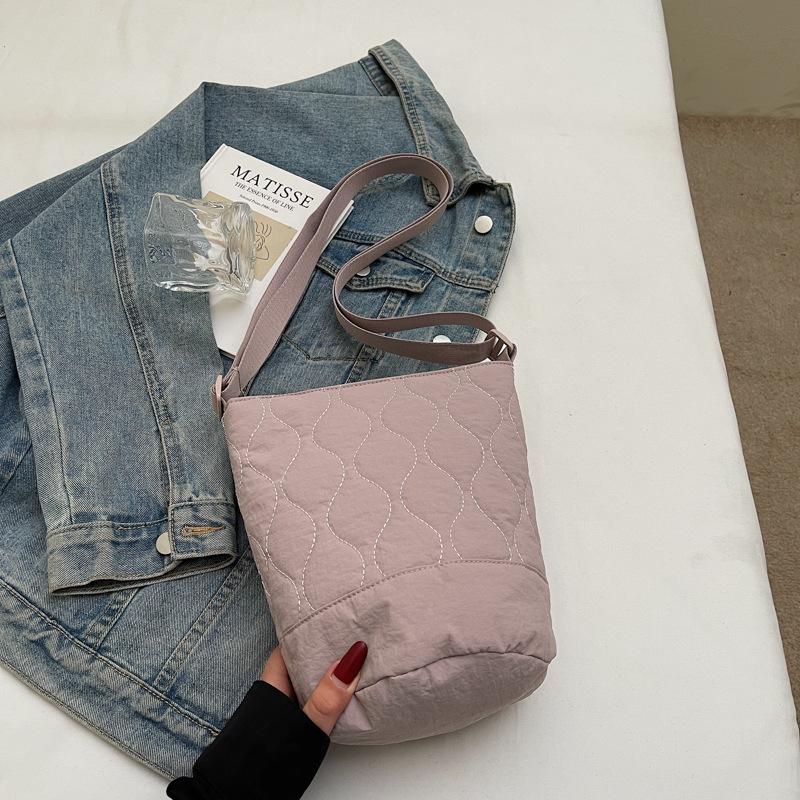 

Women s large-capacity bag Women s 2025 new trendy fashion messenger bag niche single shoulder casual foreign style bucket bag фиолетовый