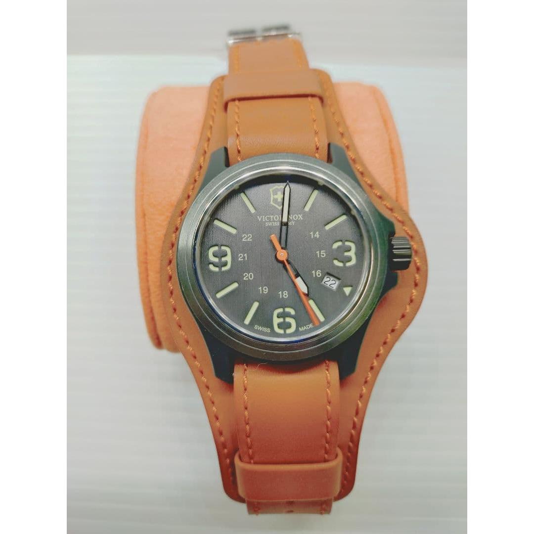 Used VICTORINOX leather belt quartz watch