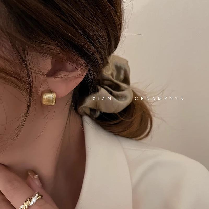 Gold retro matte metal stud earrings women's light luxury niche design high-end earrings new popular earrings