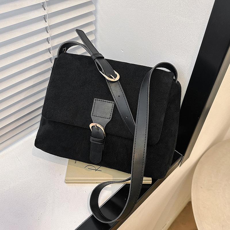 

Весенняя ретро матовая сумка женская 2025 текстурная универсальная маленькая квадратная сумка модная нишевая на плечо сумка-мессенджер one size fits all чёрный