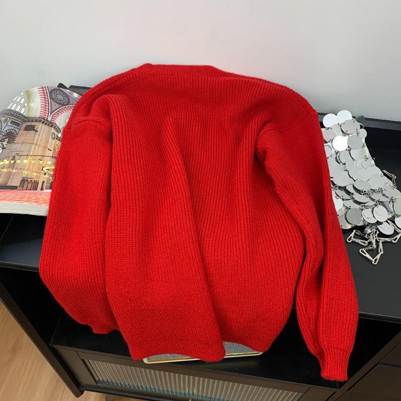 Wear a red sweater with autumn and winter cherries, and a chic lantern sleeve top in the Year of the Dragon tea