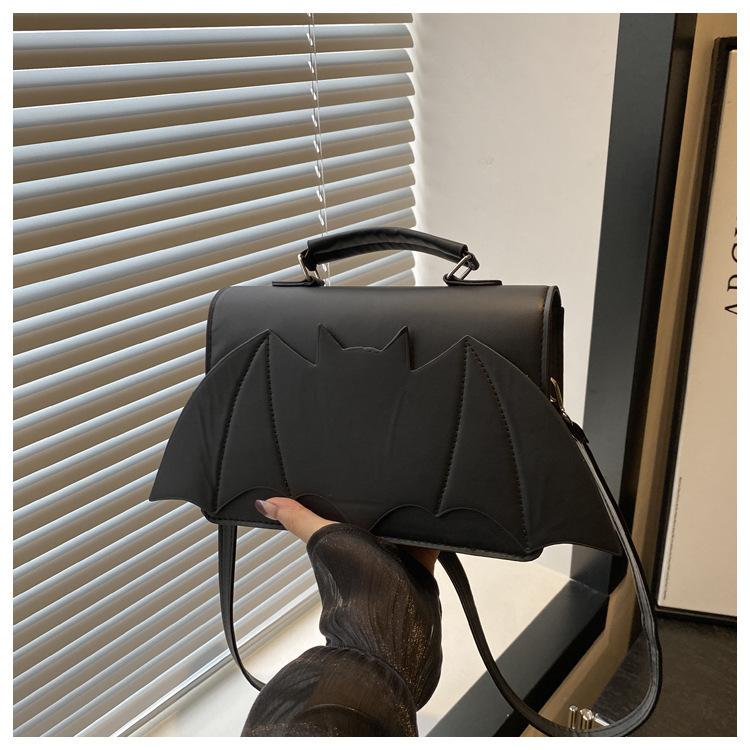 Portable small bag girl 2025 new European and American Halloween shoulder bag personalized bat funny trendy messenger small square bag