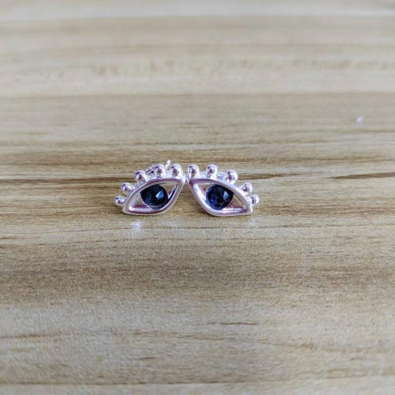 2026 new summer hot selling niche design eye shaped earrings, suitable for casual and fashionable matching
