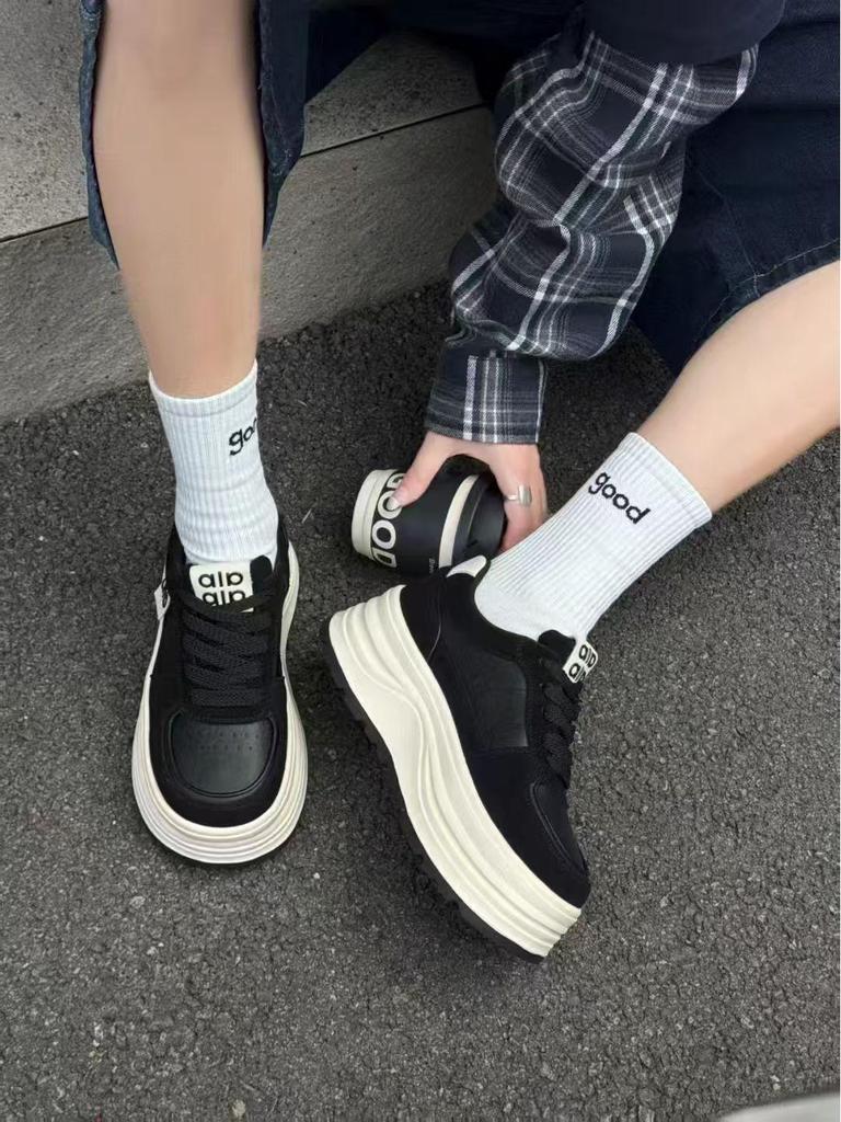 Damskie sneakersy na platformie z prawdziwej skóry na Jesień/Zimę 2025, Gruba podeszwa, Drobny fason, Styl europejski, Wszechstronne, Dodające wzrostu.