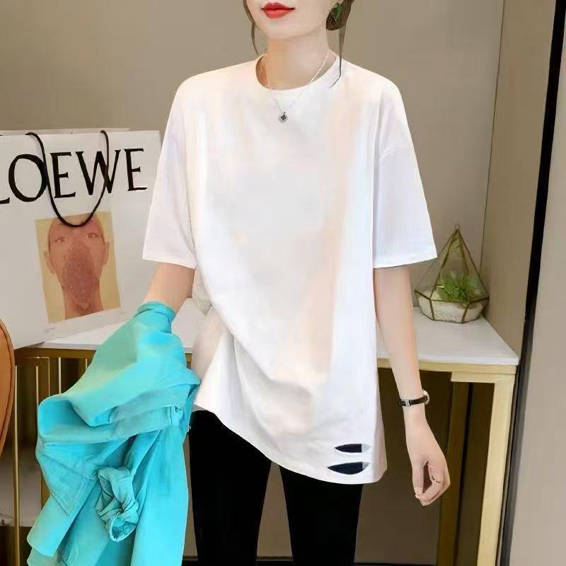 

Женская белая хлопковая футболка средней длины с рваными деталями - Европейский стиль, летняя коллекция 2025, свободный крой с короткими рукавами и принтом. Medium