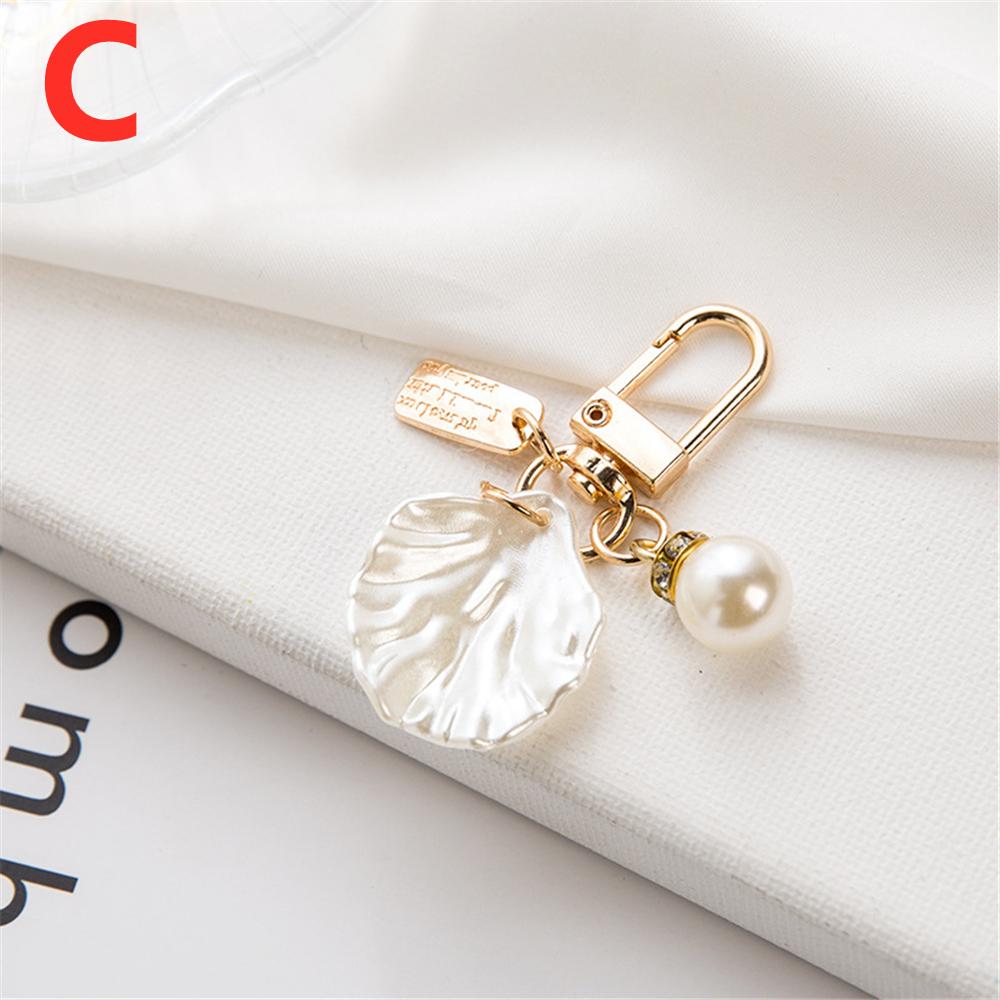 Niedlicher Perlenblumen-Schlüsselanhänger Glänzendes Muschelblatt-Schlüsselanhänger Metallanhänger Zubehör für Damen Auto Anhänger Taschenanhänger Schmuck