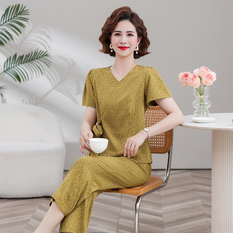 

Stylish V-Neck Summer Two-Piece Set for Middle-Aged and Elderly Women 3XL [115-130 lbs]