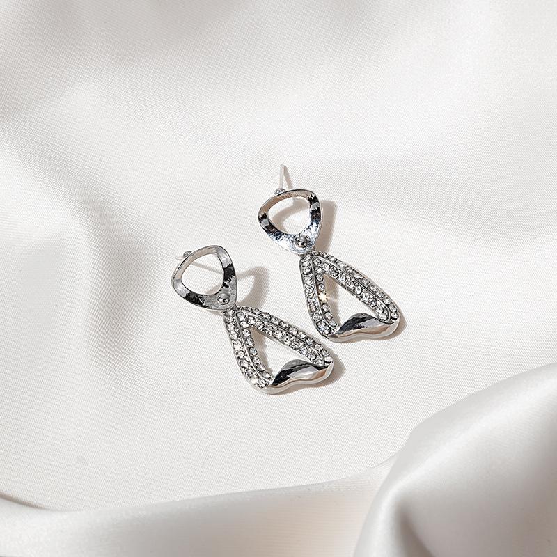 "Pendientes de Aguja Plateada: "Mariposa Retro y Estrella Azul"
