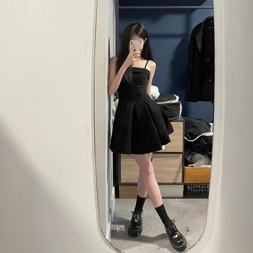 French Hepburn Black Suspender Dress, New High-end Temperament Waist and Thin Short Skirt, Small Black Dress Skirt.