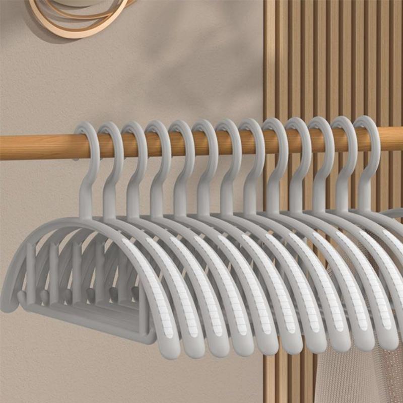 10ks bezešvý věšák je nedeformovatelný, neklouzavý a bez ramen, což je velmi vhodné pro sušení a skladování oblečení ve skříni.