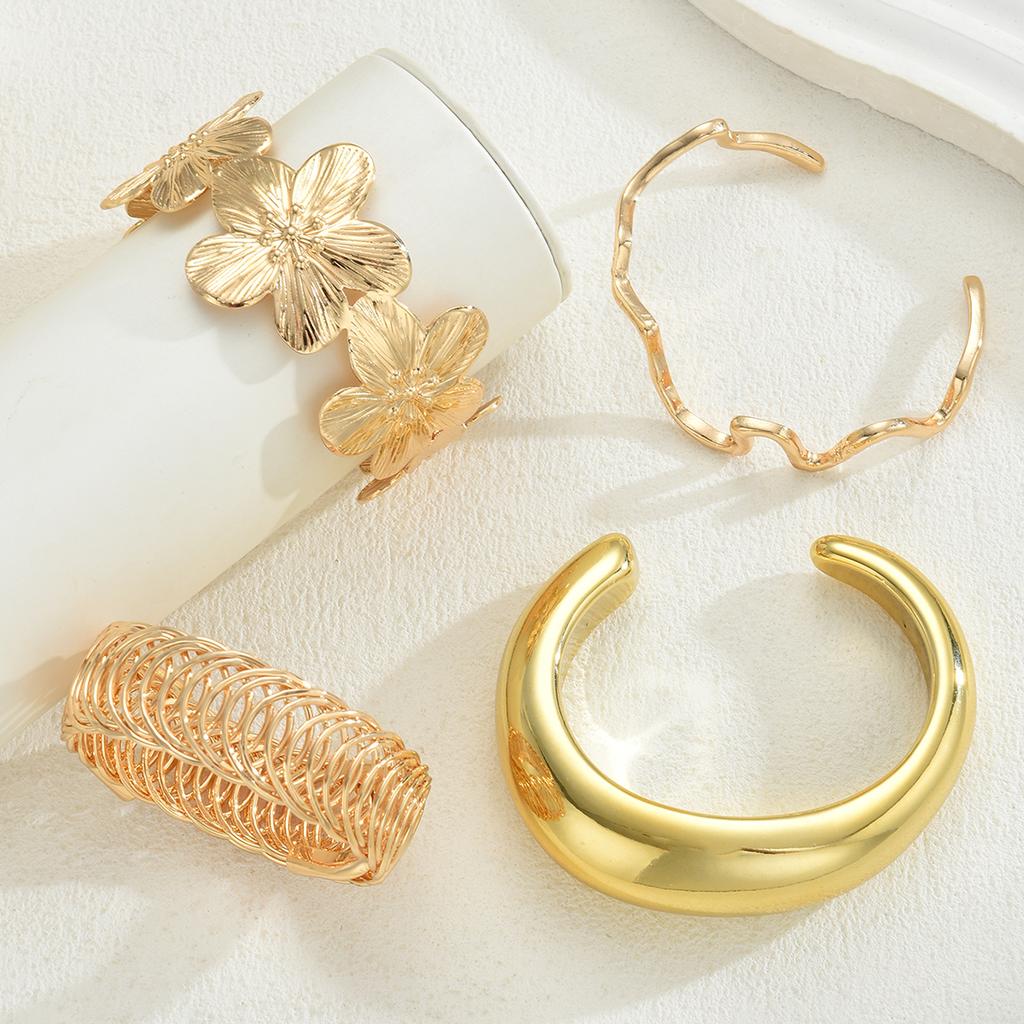 4pcs Vintage Exaggerated Floral Bangles Set Luxury Geometric Design Wide Metal Gold Color Bracelets For Women Daily Wear Jewelry