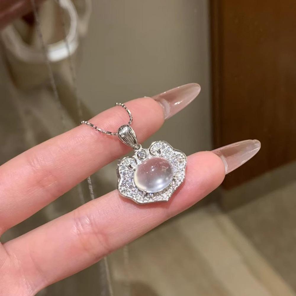 

Luxury Imitation Hydrogrossular Jade Ruyi Lock Necklace Minimalist Diamond Inlaid Auspicious Cloud Pendant for Women