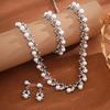 Un elegante conjunto de joyería nupcial para bodas, que incluye collares, pendientes, pulseras, vestidos de noche y joyería para fiestas, es la elección de regalo perfecta para
