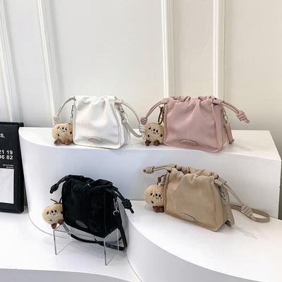 Sac à bandoulière simple et tendance pour femme, nouveau sac seau plissé polyvalent, simple et décontracté