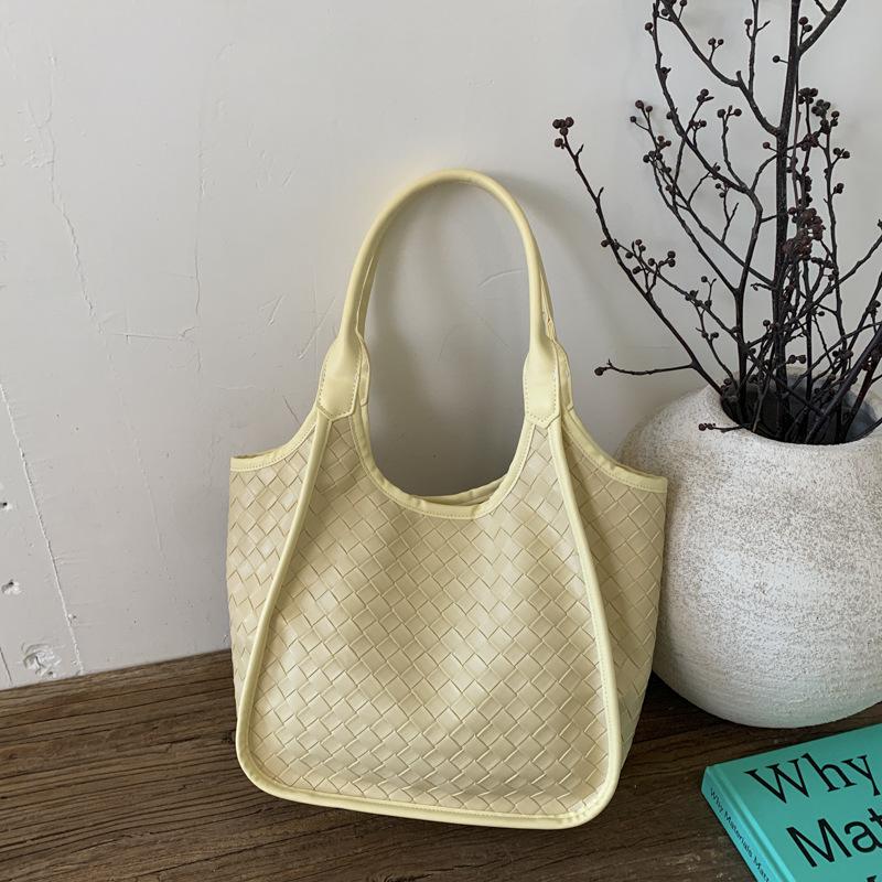 Retro Woven Bag Women's Large-capacity New Autumn and Winter Casual Shoulder Bag Commuter Tote Bag