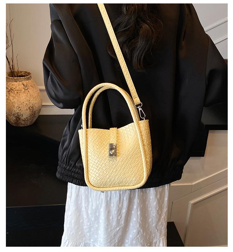 This Year's Popular Small Bag Women's Summer 2025 New Fashion Versatile Messenger Bag Korean Version Casual Bucket Bag